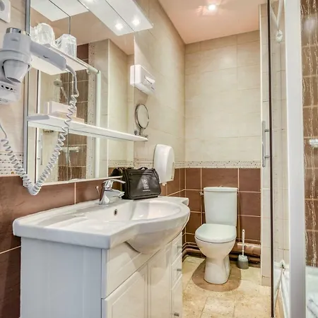 Le Berry Saint-nazaire Отель 3*