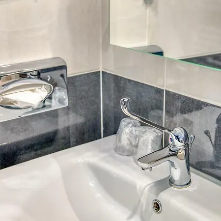 Le Berry Saint-nazaire Hotel 3*