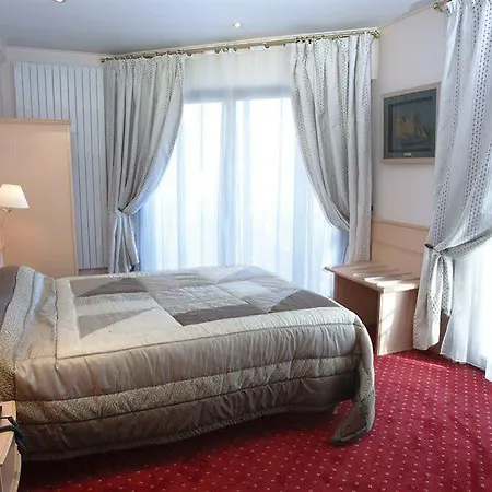 Le Berry Saint-nazaire Hotel